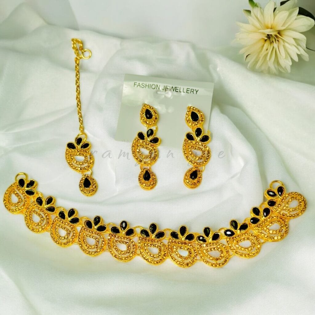 "Elegant necklace with intricate design, perfect for women’s fashion and special occasions"
