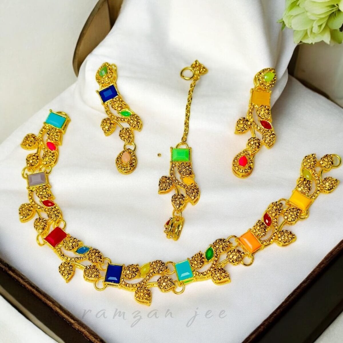 "Elegant necklace with intricate design, perfect for women’s fashion and special occasions"