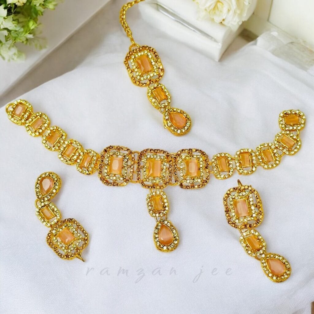 "Elegant necklace with intricate design, perfect for women’s fashion and special occasions"