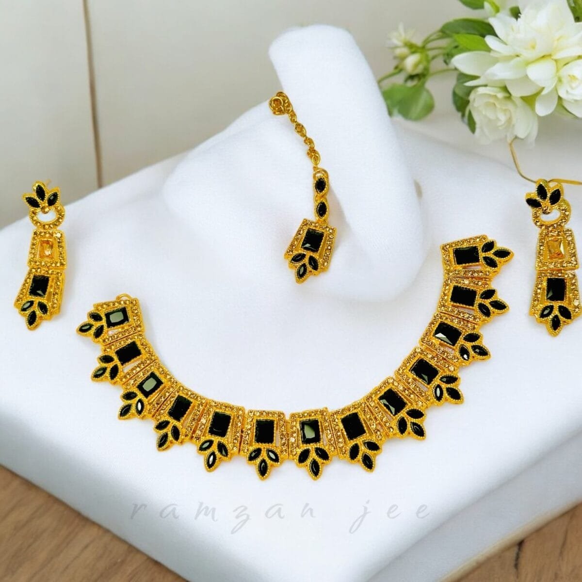 "Elegant necklace with intricate design, perfect for women’s fashion and special occasions"