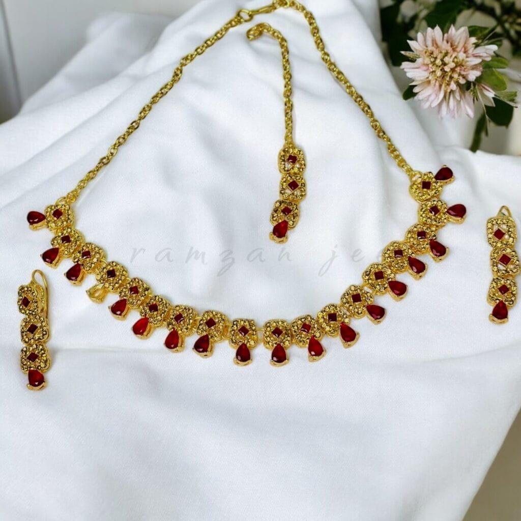 "Elegant necklace with intricate design, perfect for women’s fashion and special occasions"