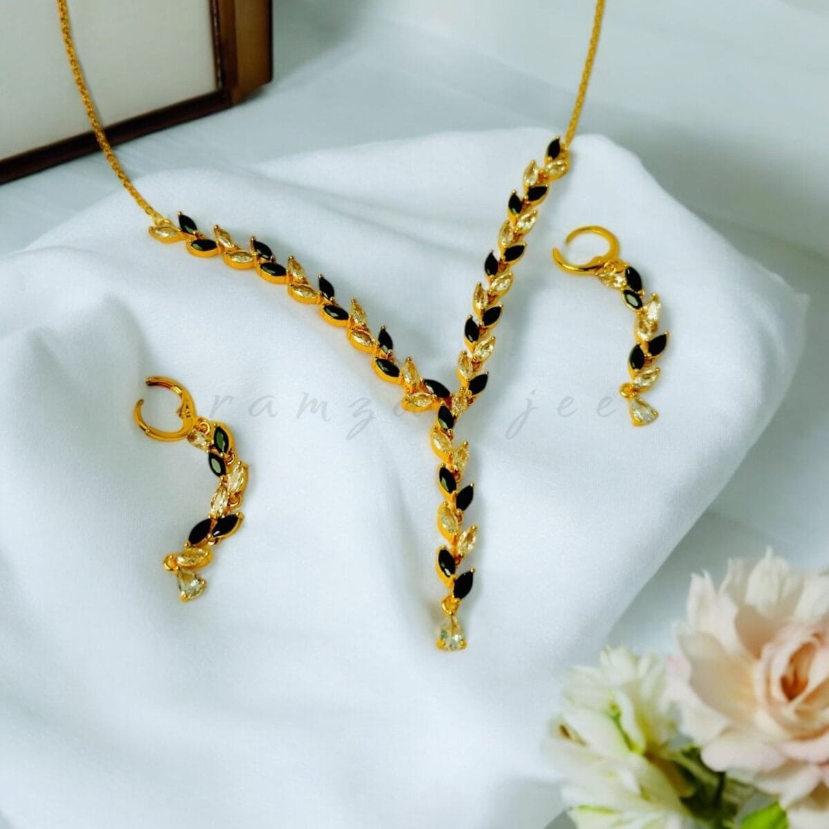 "Elegant necklace with intricate design, perfect for women’s fashion and special occasions"