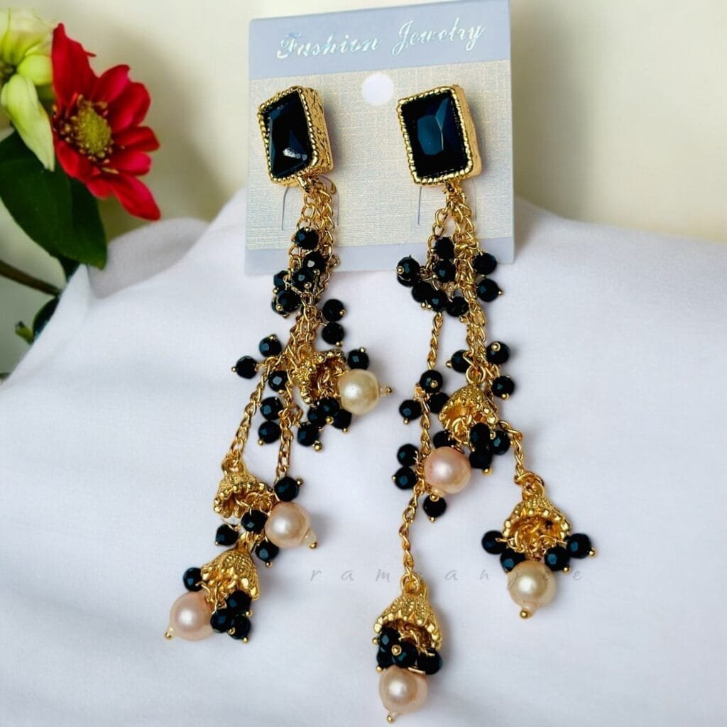 Elegant fashion earrings, perfect for special occasions or everyday wear, featuring a timeless design.